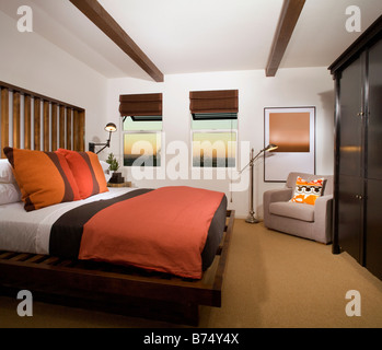 Gemütliches Schlafzimmer mit Terrakotta farbigen Tröster Stockfoto