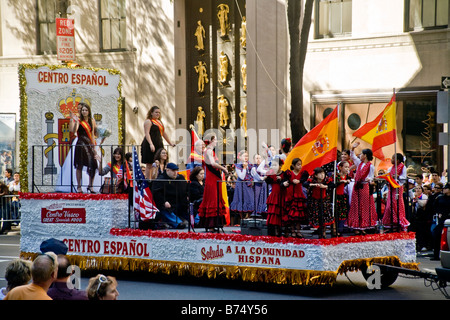 Gruppe von Menschen in einer Columbus Day Parade vertreten eine lokale hispanische Sozialzentrum Stockfoto