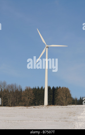 Windkraftanlage in winterlicher Landschaft Stockfoto