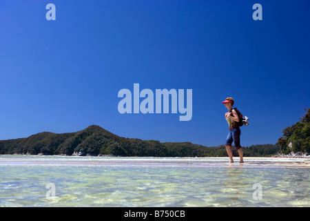 Neuseeland, Südinsel, Abel Tasman National Park. Frau wandern. Stockfoto