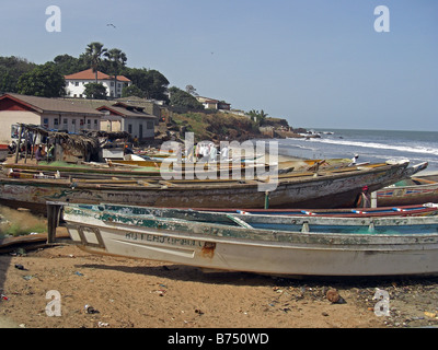 Angelboot/Fischerboot, Piroge, im Fischereihafen in Bakau in der Nähe von Banjul in Gambia, Westafrika. Stockfoto