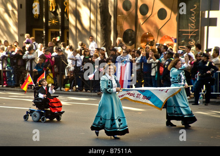 Frau, die Banner und Behinderten Mädchen im Rollstuhl am Columbus Day Parade, New York City Stockfoto