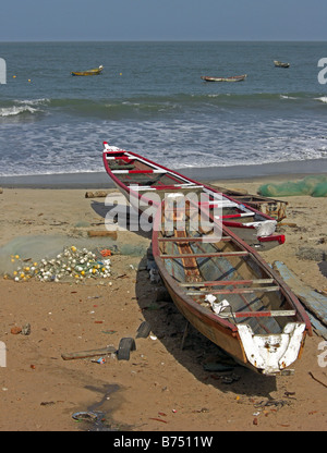 Angelboot/Fischerboot, Piroge, im Fischereihafen in Bakau in der Nähe von Banjul in Gambia, Westafrika. Stockfoto