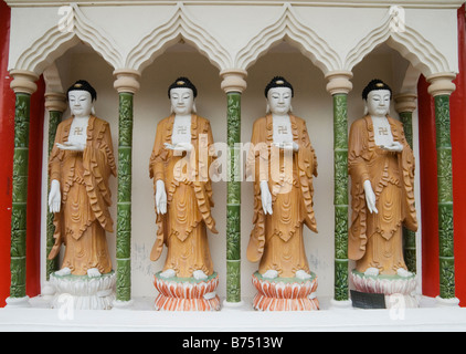 Vier ständigen Buddhas mit einem Linken mit Hakenkreuz auf der Brust an der buddhistischen Kek Lok Si Tempel, Air Itam, Penang, Malaysia Stockfoto