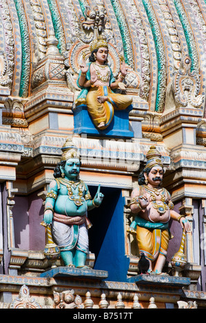 Hinduistische Gottheiten auf der Ganapathi Tempel. Basavangudi, Bangalore, Indien Stockfoto