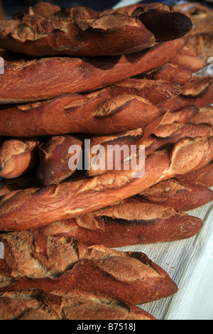 Ein Haufen von französischen Baguettes frisch vom Bäcker Stockfoto