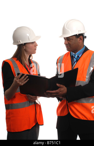 Ein Ausschnitt von einem männlichen und weiblichen Management Discusing ein Gebäudes projizieren in hart Hüte und hi-viz Westen Stockfoto