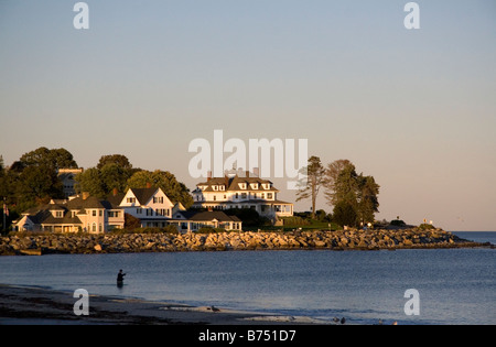 Waterfront in- und Mann Angeln im Dorf von Hampton Beach New Hampshire USA Stockfoto