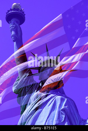 Die Statue of Liberty und die amerikanische Flagge Montage oder Composite zeigt Patriotismus und Freiheit Stockfoto