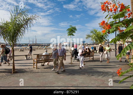 Eine Straße Szene am Strand in Los Christianos, Teneriffa, Spanien. Stockfoto