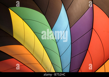 Heißluft-Ballon aufgeblasen wird. Stockfoto