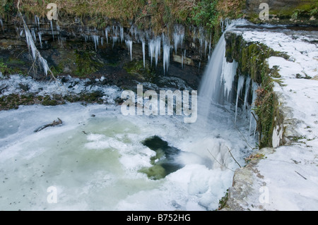 Sgwd Gwladys fällt auf die Afon Pyrddin nach einem Winter Kälteeinbruch. Stockfoto