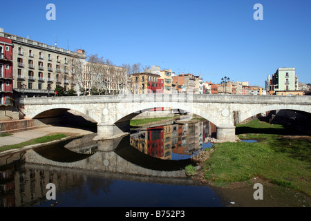 Brücke über den Fluss Onyar in Girona (Gerona) in Spanien/Catalonia/Katalonien Stockfoto