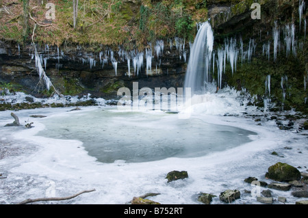 Sgwd Gwladys fällt auf die Afon Pyrddin nach einem Winter Kälteeinbruch. Stockfoto