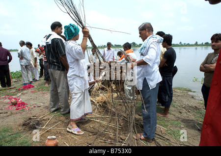 Vrindavan Indien eine Feuerbestattung Zeremonie am heiligen Fluss Yamuna Stockfoto