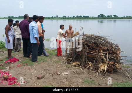 Vrindavan Indien eine Feuerbestattung Zeremonie am heiligen Fluss Yamuna Stockfoto