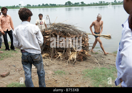 Vrindavan Indien eine Feuerbestattung Zeremonie am heiligen Fluss Yamuna Stockfoto