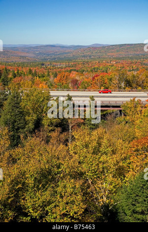 Auto fahren auf dem Interstate 89 durch den Franconia Notch State Park mit Herbstlaub New Hampshire USA Stockfoto