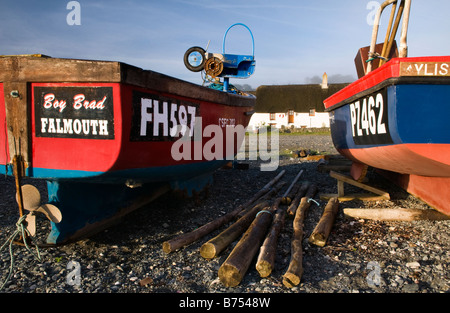 Angelboote/Fischerboote am Porthallow Strand, Cornwall, UK Stockfoto