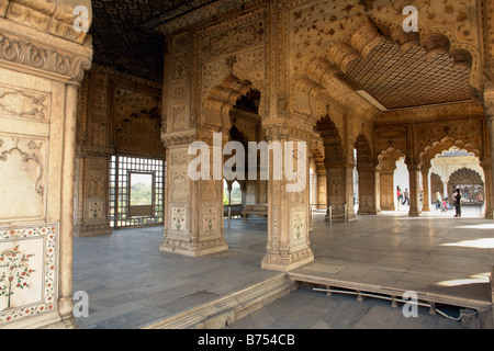 Innenansicht des Diwan i Khas oder Halle des Privataudienzen im roten Fort mit weißen Marmorsäulen und Dekoration schnitzen Stockfoto