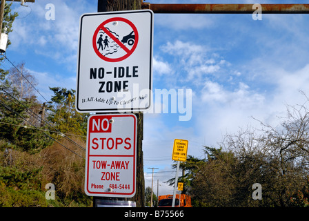 "No-idle" ausgeschildert äußeren Schulbereich. Stockfoto