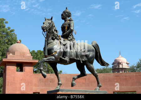 Statue des Mannes auf Pferd außerhalb der roten Junagarh Fort bikaner Stockfoto