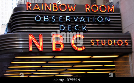 Hierhin zu 30 Rockefeller Plaza, Haus der Fernsehsender NBC Studios, das berühmte Rainbow Room Restaurant und die Spitze des Felsens Stockfoto