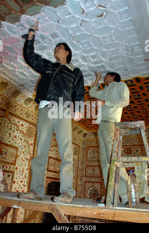 indische Arbeiter Kaufmann Durchführung von Sanierungsarbeiten an der Decke im roten Junagarh Fort in bikaner Stockfoto