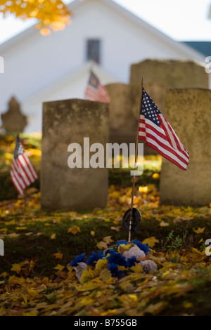 Ein Friedhof mit amerikanischen Flaggen in Maine Stockfoto