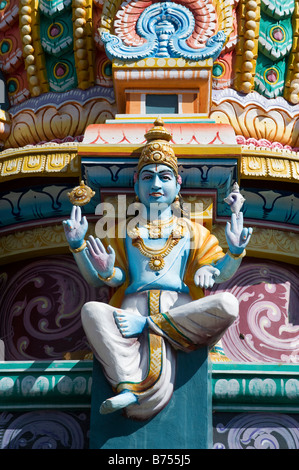 Hindu Tempel gopuram und Lord Vishnu Statue. Südindien Stockfoto