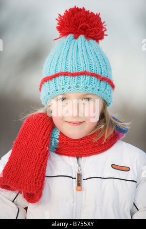 Outdoor-Winter-Porträt von 9 Jahre altes Mädchen in bunte Wollmütze, Winnipeg, Kanada Stockfoto