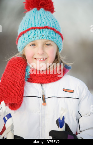 Outdoor-Winter-Porträt von 9 Jahre altes Mädchen in bunte Wollmütze, Winnipeg, Kanada Stockfoto