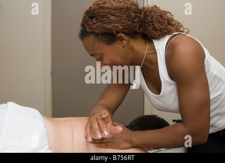 Person, die Massage-Therapie, Britisch-Kolumbien, Kanada Stockfoto