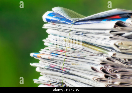 Zeitungen, gebunden in einen Stapel für den Papierkorb Stockfoto