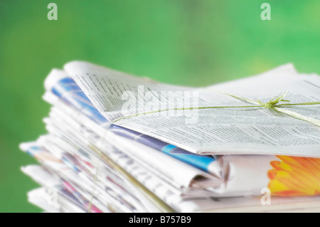 Zeitungen, gebunden in einen Stapel für den Papierkorb Stockfoto