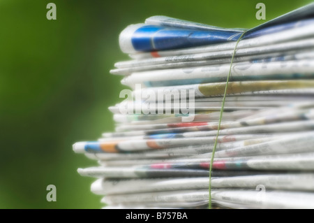 Zeitungen, gebunden in einen Stapel für den Papierkorb Stockfoto