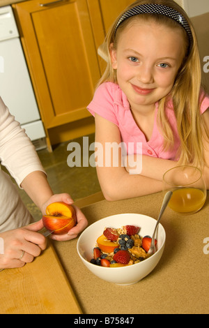 Junges Mädchen mit gesundes Obst und Müsli, Toronto, Kanada Stockfoto