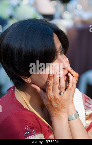 Indische Braut trägt Henna auf ihre Hände an ihrem Hochzeitstag in traditionellem Brauch schmücken Stockfoto