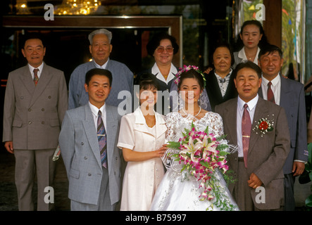 Chinesische Braut und Bräutigam, Familie, Family Portrait, chinesische Hochzeit, Hochzeit, Hochzeit, Kunming, Provinz Yunnan, China, Asien Stockfoto