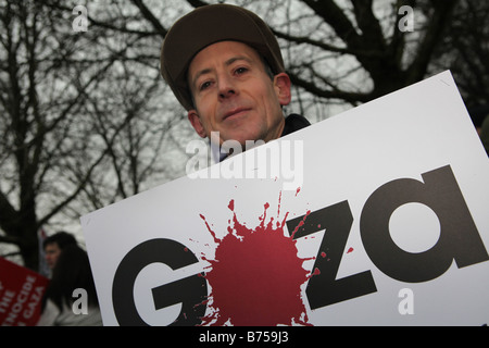 ein Porträt von LGBT-Aktivist peter Tatchell, die während der Anti Gaza-Kriegs-Protest in Hyde Park Ecke London uk Stockfoto