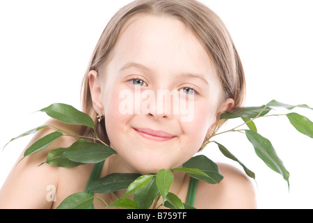 9 Jahre altes Mädchen mit den grünen Blättern unter dem Kinn, Winnipeg, Manitoba Stockfoto