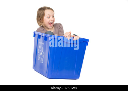 Recycling-Box mit Mädchen in Winnipeg, Manitoba Stockfoto