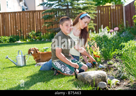 Frau und jungen arbeiten im Garten, Winnipeg, Manitoba, Kanada Stockfoto