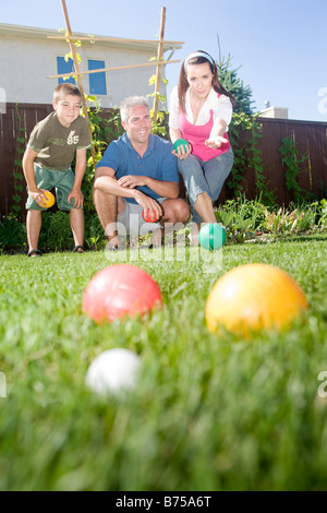 Familie spielen Boccia in Hinterhof, Winnipeg, Manitoba, Kanada Stockfoto