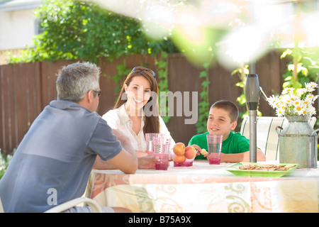 Paar und Sohn sitzen am Tisch, Winnipeg, Manitoba, Kanada Stockfoto