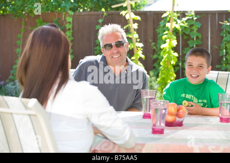 Paar und Sohn sitzen am Tisch, Winnipeg, Manitoba, Kanada Stockfoto