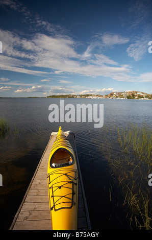 Gelben Kajak, Back Bay, Great Slave Lake in Yellowknife, Northwest Territories, Kanada Stockfoto