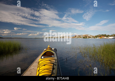 Gelben Kajak, Back Bay, Great Slave Lake in Yellowknife, Northwest Territories, Kanada Stockfoto