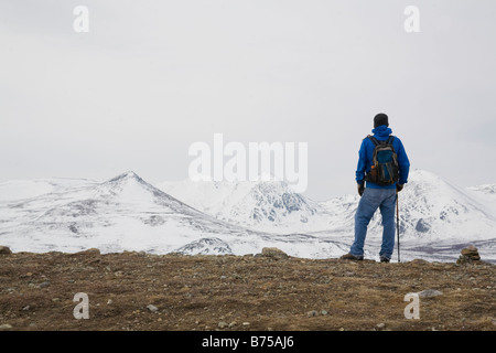 Wanderer mit Blick auf die schneebedeckten Berge entlang der Fish Lake Wanderweg außerhalb von Whitehorse, Yukon, Kanada Stockfoto