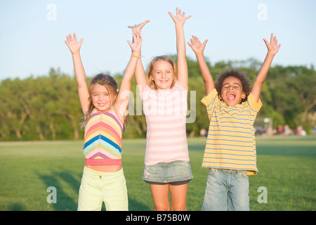 Drei Kinder im Park jubeln, Winnipeg, Manitoba, Kanada Stockfoto